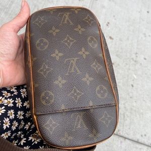 - Authentic vintage Vuitton Pochette Gange